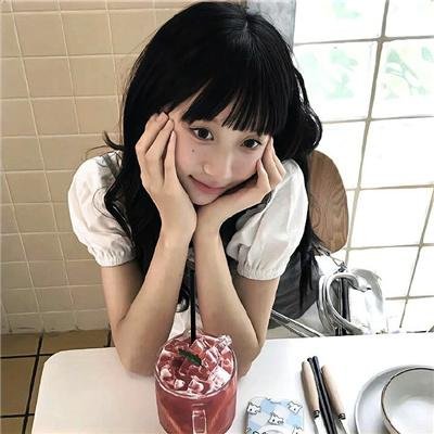 穿条纹衣的男孩